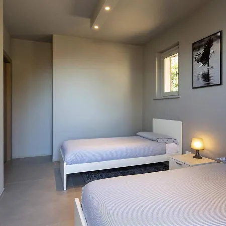 Vila Sleeps 10 Pool Wifi Stresa